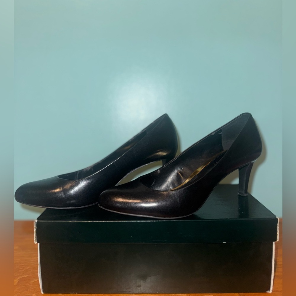 Lauren Ralph Lauren Black Heels Classic Design